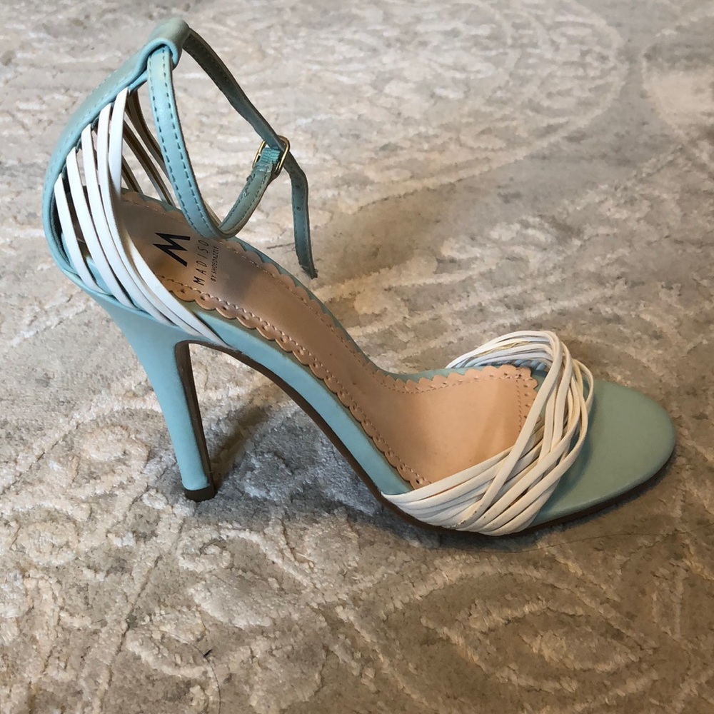 SHOEDAZZLE Madison ! Light blue and white strappy